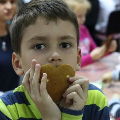 W Bibliotece Publicznej Miasta i Gminy w Słubicach rozpoczeły się świąteczne warsztaty dekorowania pierników [FOTO]