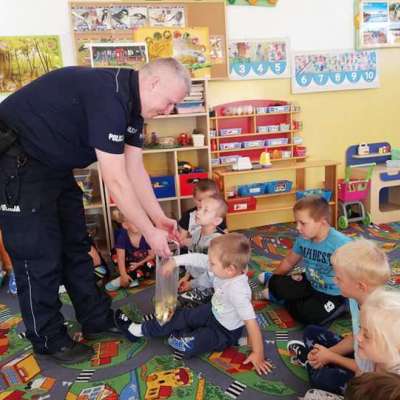 Bądź bezpieczny – wizyta policjantów w przedszkolu