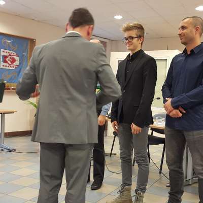 Burmistrz i radni pogratulowali zwycięzcy.
