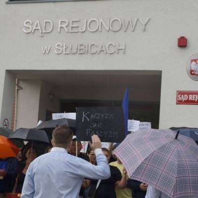 Pomimo oficjalnego odwołania przez organizatorów, w Słubicach odbył się protest w obronie demokracji