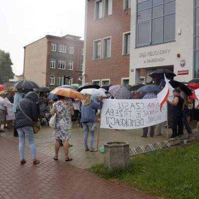 Pomimo oficjalnego odwołania przez organizatorów, w Słubicach odbył się protest w obronie demokracji