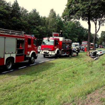 Wypadek pomiędzy Uradem a Świeckiem. Samochód uderzył w drzewo