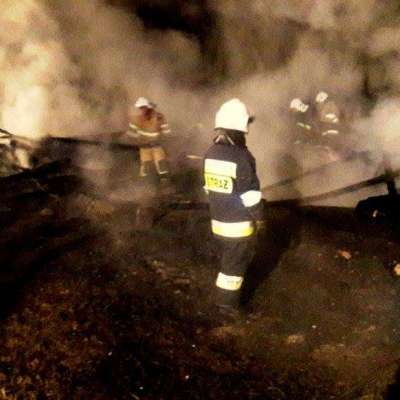 [Szybki News] Pożar skansenu Białkowie. Spłonęły dwa budynki kryte strzechą [FOTO]