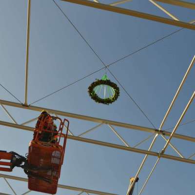 Powstaje Centrum Logistyczne BMW. Dziś uroczyście wciągnięto na szczyt wiechę