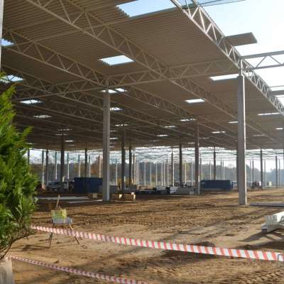 Powstaje Centrum Logistyczne BMW. Dziś uroczyście wciągnięto na szczyt wiechę