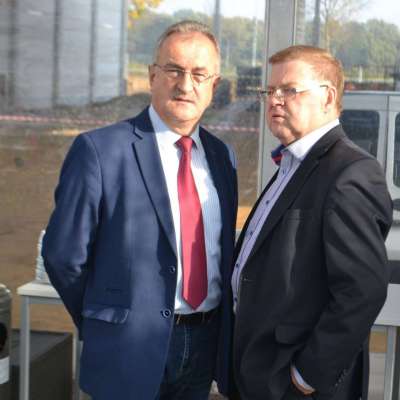 Powstaje Centrum Logistyczne BMW. Dziś uroczyście wciągnięto na szczyt wiechę