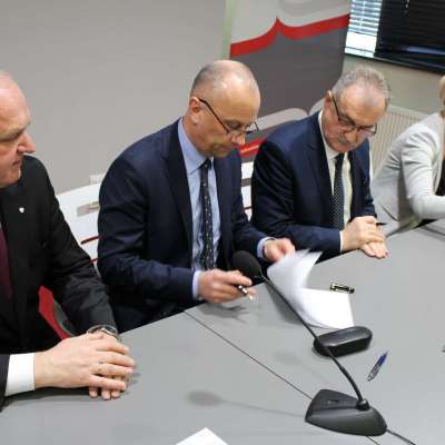 Wojewoda Władysław Dajczak spotkał się ze starostą Marcinem Jabłońskim. Wspólnie podpisali umowę o dofinansowanie remontu dróg