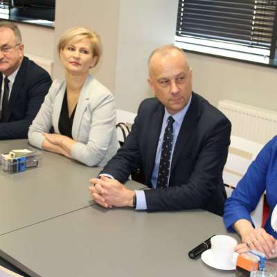 Wojewoda Władysław Dajczak spotkał się ze starostą Marcinem Jabłońskim. Wspólnie podpisali umowę o dofinansowanie remontu dróg