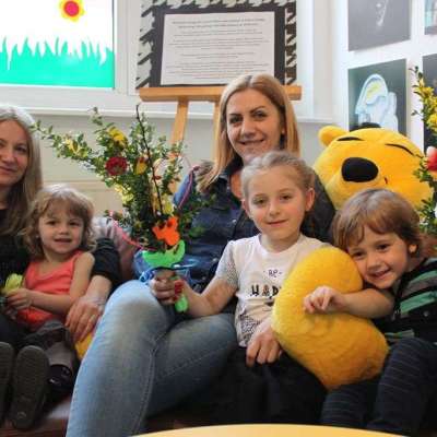 Kolorowe palmy wielkanocne w słubickiej bibliotece