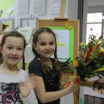 Kolorowe palmy wielkanocne w słubickiej bibliotece