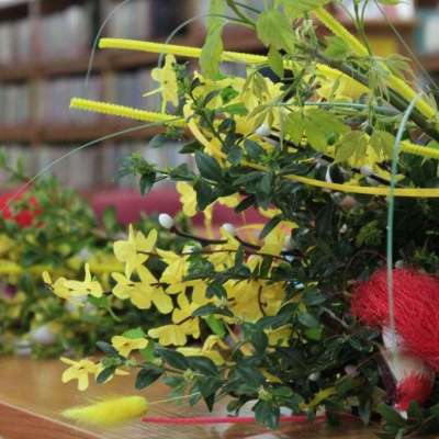 Kolorowe palmy wielkanocne w słubickiej bibliotece