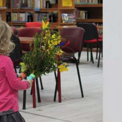 Kolorowe palmy wielkanocne w słubickiej bibliotece