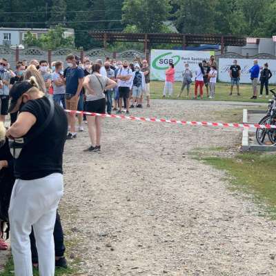 Pobieranie wymazów od właścicieli i pracowników z bazaru w Słubicach