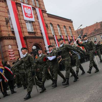 W czwartek 9 listopada na Placu Ratuszowym w Rzepinie uroczyste ślubowanie złożyli kadeci pierwszej klasy wojskowej Liceum Ogólnokształcącego im. Stanisława Staszica.