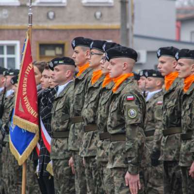 W czwartek 9 listopada na Placu Ratuszowym w Rzepinie uroczyste ślubowanie złożyli kadeci pierwszej klasy wojskowej Liceum Ogólnokształcącego im. Stanisława Staszica.