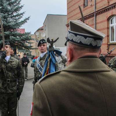 W czwartek 9 listopada na Placu Ratuszowym w Rzepinie uroczyste ślubowanie złożyli kadeci pierwszej klasy wojskowej Liceum Ogólnokształcącego im. Stanisława Staszica.