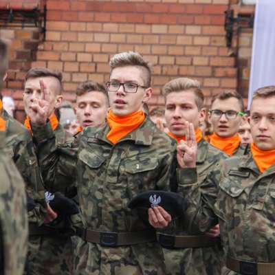 W czwartek 9 listopada na Placu Ratuszowym w Rzepinie uroczyste ślubowanie złożyli kadeci pierwszej klasy wojskowej Liceum Ogólnokształcącego im. Stanisława Staszica.