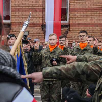 W czwartek 9 listopada na Placu Ratuszowym w Rzepinie uroczyste ślubowanie złożyli kadeci pierwszej klasy wojskowej Liceum Ogólnokształcącego im. Stanisława Staszica.