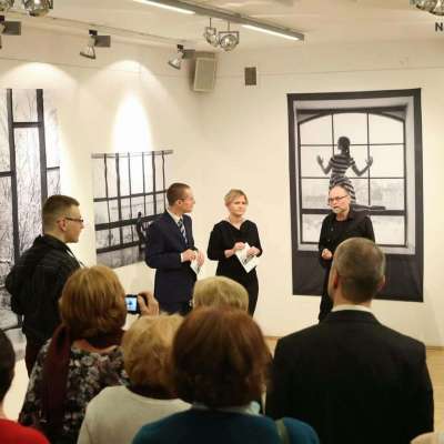 W Galerii OKNO odbył się wernisaż wystawy Pawła Janczaruka i Anny Szafran „Baletnica w mieście. Księga 1 i 2”.