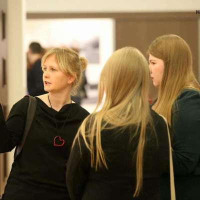 W Galerii OKNO odbył się wernisaż wystawy Pawła Janczaruka i Anny Szafran „Baletnica w mieście. Księga 1 i 2”.